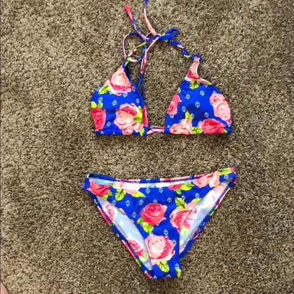 Bikini - Picture 1 of 3